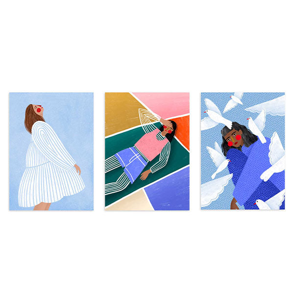 Conjunto de tres cuadros con mujeres en vuelo, aves blancas, vestidos fluidos, fondos azules, rosas, mostaza y violeta, de estilo ilustración. Disponible en kudeko.com