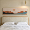 Horizontales Wandbild minimalistisch, das eine ruhige Landschaft mit Bergen und einer warmen Sonne darstellt. Verfügbar auf kudeko.com