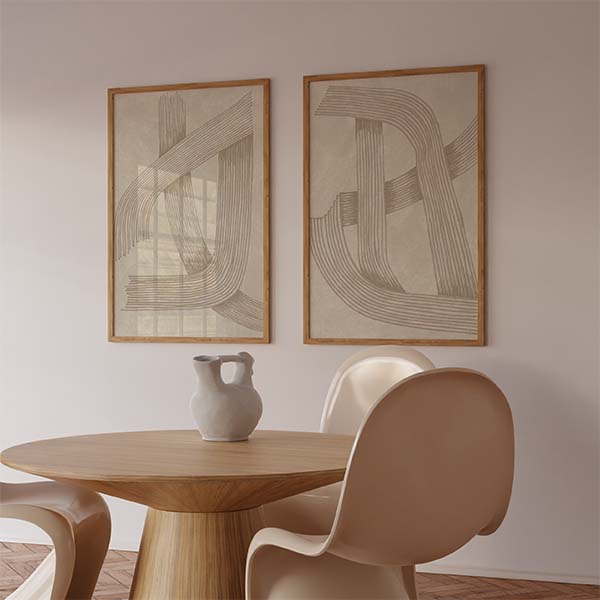 Set aus zwei Wandbildern mit ineinander verlaufenden geschwungenen Linien in Beige, Sand und warmem Grau, hellem Hintergrund und abstrakt geometrischem Stil. Erhältlich auf kudeko.com