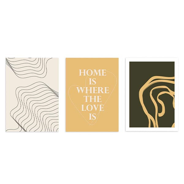 Conjunto de três quadros com linhas orgânicas em bege e preto, frase decorativa sobre fundo mostarda e formas fluidas douradas em verde escuro, num estilo contemporâneo com texto. Disponível em kudeko.com