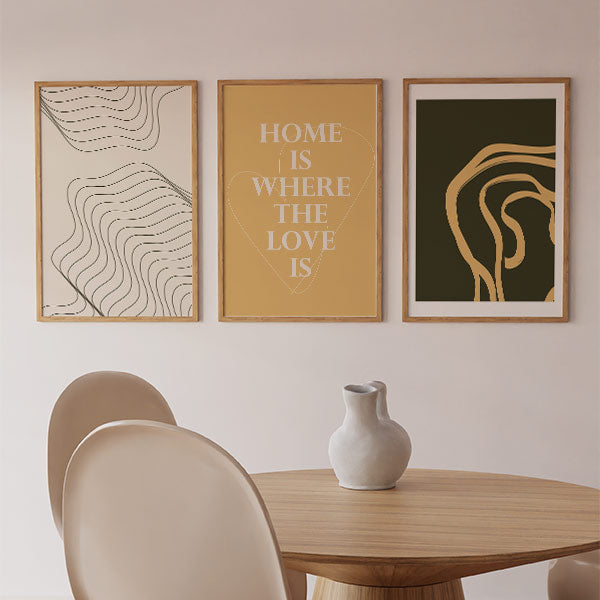 Cuadros con frases inspiradoras y formas abstractas en tonos beige, amarillo y verde oscuro. kudeko.com