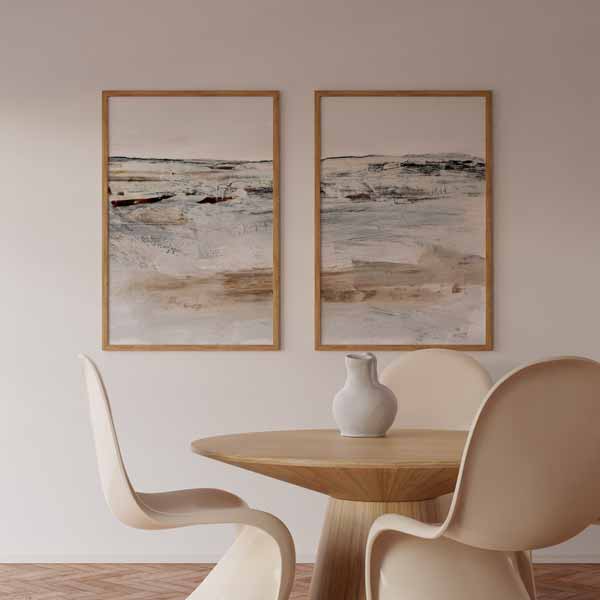 Conjunto de dos cuadros con paisaje abstracto de horizontes difusos en tonos blanco roto, beige, gris y marrón, con textura suave y estilo abstracto. Disponible en kudeko.com