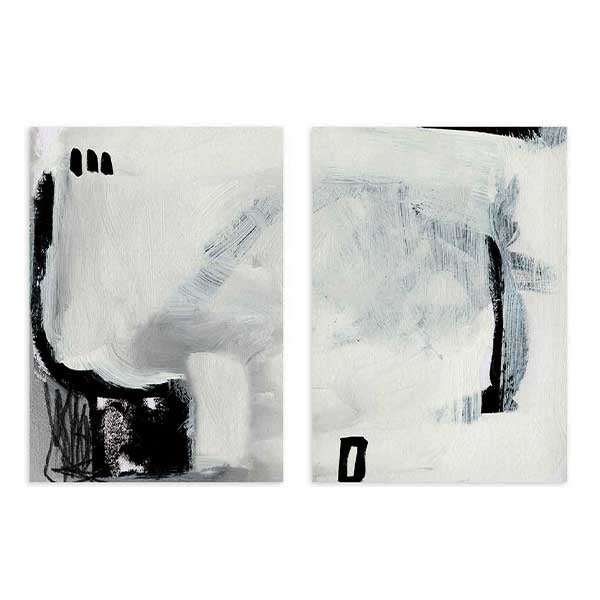 Conjunto de dos cuadros con formas abstractas en blanco roto, gris suave y negro, composición serena de estilo abstracto. Disponible en kudeko.com