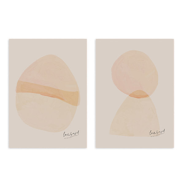 Set aus zwei Wandbildern mit abstrakten organischen Formen in Beige, Creme und sanftem Pfirsich auf hellem Hintergrund, im minimalistischen Stil mit weichen und ausgewogenen Linien. Erhältlich auf kudeko.com
