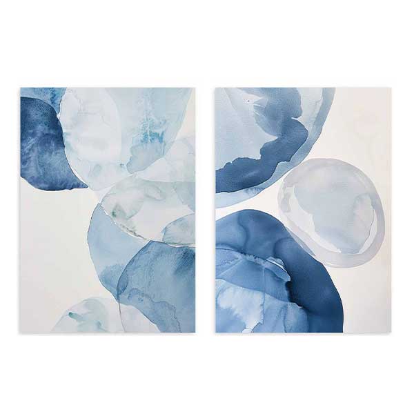 Conjunto de dos cuadros con formas orgánicas en azul marino, celeste y blanco, composición abstracta de apariencia acuosa y suave, con transparencias y curvas fluidas. Disponible en kudeko.com