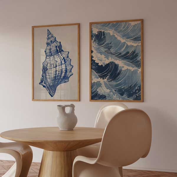 Set aus zwei Wandbildern mit detailreicher Meeresmuschel, schäumenden blauen Wellen, hellem Hintergrund und Natur-Landschaftsstil in Marineblau, Graublau und Weiß. Erhältlich auf kudeko.com