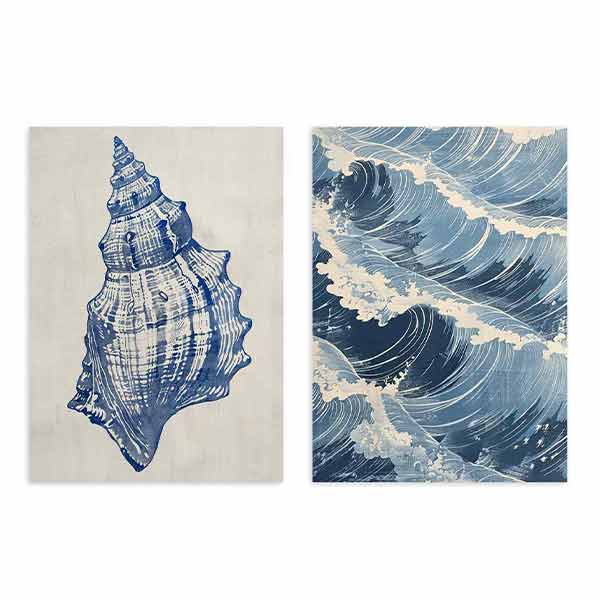 Ensemble de deux tableaux avec coquillage marin détaillé, vagues bleues écumeuses, fond clair et style nature paysagère aux tons bleu marine, bleu grisé et blanc. Disponible sur kudeko.com