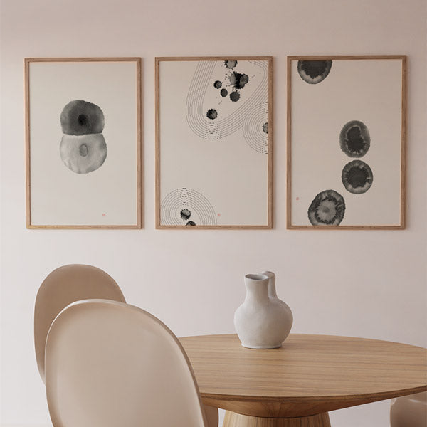 Conjunto de tres cuadros minimalistas en blanco y negro con diseños abstractos de tinta japonesa, kudeko.com
