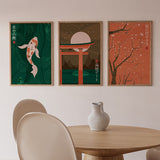 Conjunto de tres cuadros japoneses minimalistas con carpa koi, torii y ramas de cerezo en flor, kudeko.com
