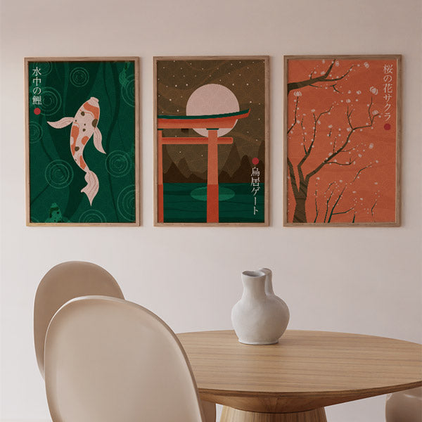 Conjunto de tres cuadros japoneses minimalistas con carpa koi, torii y ramas de cerezo en flor, kudeko.com

