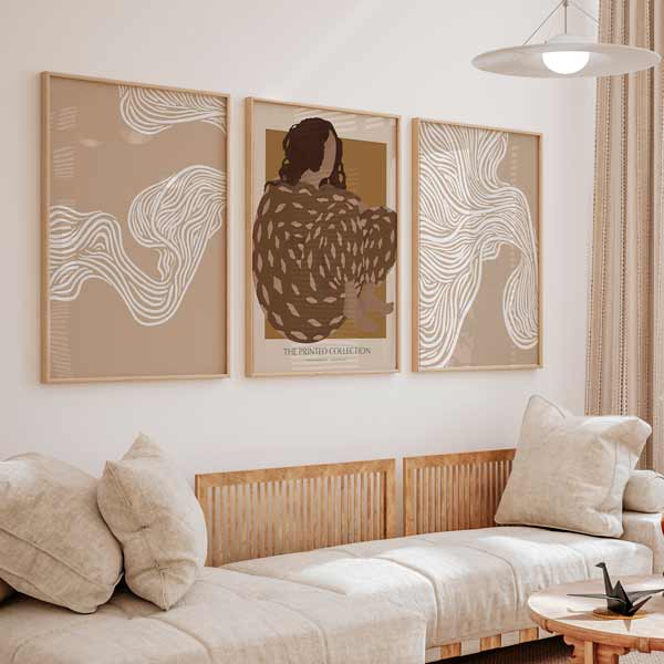 decoración con cuadros, ideas - Conjunto de tres cuadros de ilustraciones abstractas y mujer en tonos beige y marrón.