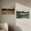 Horizontales Wandbild einer offenen Wiese mit dunklen Sträuchern, Hügeln in Erdtönen, hellem Himmel, graugrünen Nuancen und ruhigem Natur- und Landschaftsstil. Erhältlich auf kudeko.com