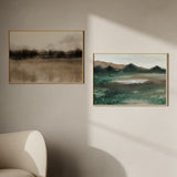 Horizontales Wandbild einer offenen Wiese mit dunklen Sträuchern, Hügeln in Erdtönen, hellem Himmel, graugrünen Nuancen und ruhigem Natur- und Landschaftsstil. Erhältlich auf kudeko.com