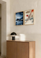 Composición de dos cuadros decorativos de estilo blanco_y_negro y minimalista, acuarela abstracta en tonos azul profundo, modelo Watercolors 6