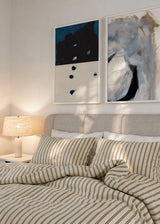 Composición de dos cuadros decorativos de estilo minimalista y blanco_y_negro, composición abstracta en azul y negro, modelo Indigo Ink Abstract