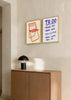 Composición de dos cuadros decorativos de estilo minimalista y geométrico, silla minimalista roja, modelo Ted Net Chair Red
