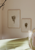 Composición de dos cuadros decorativos de estilo minimalista y orgánico, rana abrazando una hoja en estilo sepia, modelo Abrazo Anfibio