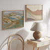 Komposition aus zwei dekorativen Wandbildern im minimalistischen und organischen Stil, abstrakte Berglandschaft in Erdtönen, Modell Abstract Mountain Serenity. Erhältlich auf kudeko.com