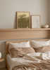 Set aus zwei dekorativen Wandbildern im minimalistischen und organischen Stil, florale Silhouetten in Erdtönen, Modell Earthy Botanical Silhouettes. Erhältlich auf kudeko.com