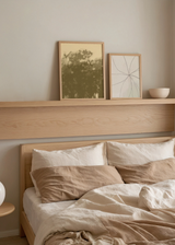 Set aus zwei dekorativen Wandbildern im minimalistischen und organischen Stil, florale Silhouetten in Erdtönen, Modell Earthy Botanical Silhouettes. Erhältlich auf kudeko.com