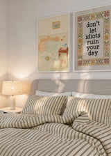 Komposition aus zwei dekorativen Wandbildern im minimalistischen Stil und in Pastelltönen, gemütliche Schlafzimmerszene mit sanften Nuancen, Modell Cozy Morning Retreat. Erhältlich auf kudeko.com