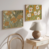 Composición de dos cuadros decorativos de estilo orgánico y minimalista, flores naranjas estilizadas de aire botánico, modelo Stylized Orange Blooms