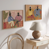 Composición de dos cuadros decorativos de estilo orgánico y minimalista, dos amigas sentadas en interior artístico, modelo With a Friend