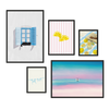 Conjunto de cinco cuadros decorativos con marco de estilo minimalista y tonos_pastel, mural veraniego con ventana azul, limones y aire mediterráneo, modelo Mural III - Esencia del verano