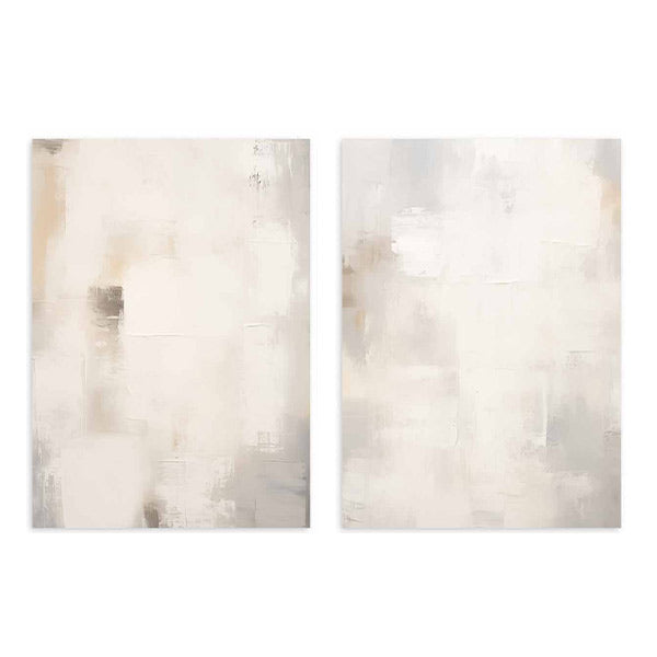 Set aus zwei Wandbildern mit abstrakter Komposition in Creme, Beige, Off-White und Hellgrau, im abstrakten Stil mit ruhiger Ästhetik für eine ausgewogene Wandgestaltung. Erhältlich auf kudeko.com