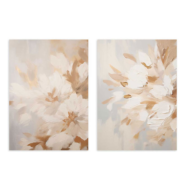 Conjunto de dos cuadros con flores grandes en blanco roto, beige, arena y caramelo suave, composición delicada de estilo floral. Disponible en kudeko.com