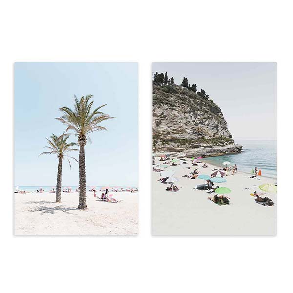 Conjunto de dos cuadros con playa mediterránea, palmeras sobre arena clara, cala con acantilado, sombrillas pastel, mar azul sereno y estilo fotográfico. Disponible en kudeko.com