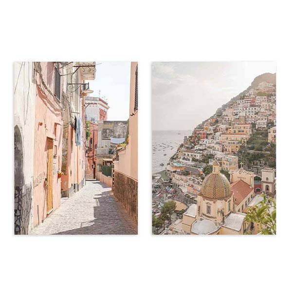 Ensemble de deux tableaux avec ruelle italienne aux façades rosées et vue côtière d’un village en terrasses, dans des tons sable, terracotta, beige et bleu doux, au style photographique lumineux. Disponible sur kudeko.com