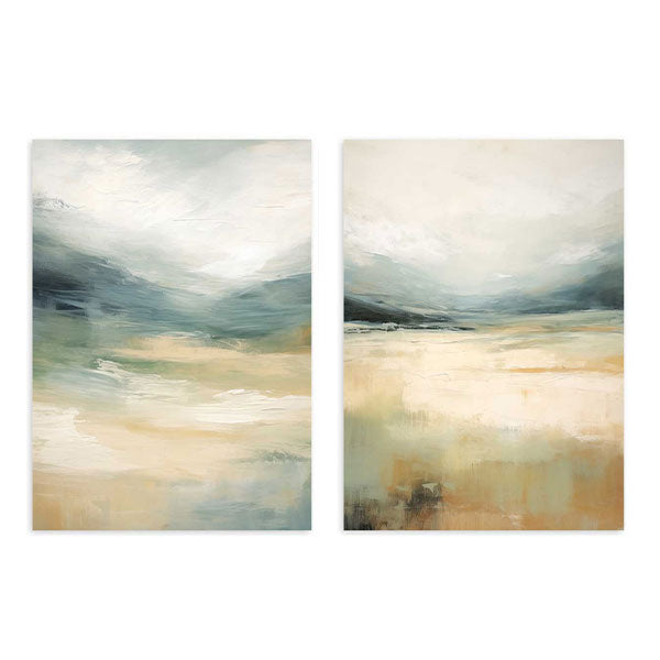 Set aus zwei Wandbildern mit abstrakter Landschaft, ruhigem Wasser, nebligem Horizont sowie Beige, Creme, Graublau und Sand, in einem klaren abstrakten Stil. Erhältlich auf kudeko.com