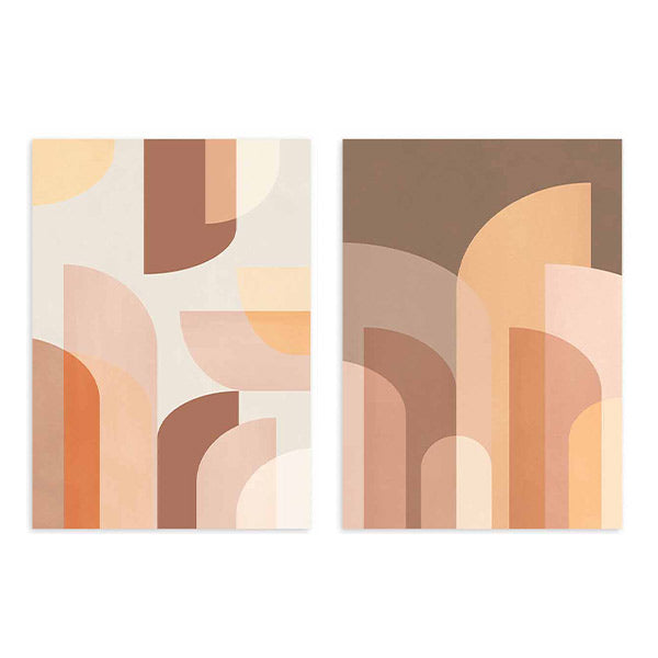 Conjunto de dois quadros com arcos, semicírculos e formas geométricas sobrepostas em bege, terracota, creme e castanho suave, num estilo geométrico retro equilibrado. Disponível em kudeko.com