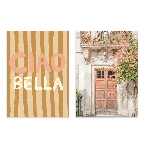 Ensemble de deux tableaux avec texte CIAO BELLA, bandes beige et marron, façade italienne avec porte en bois, balcon, fleurs roses et style vintage. Disponible sur kudeko.com