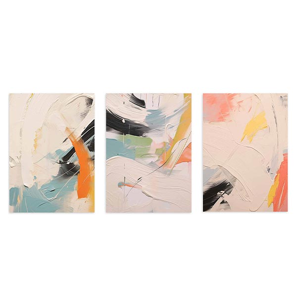 Ensemble de trois tableaux avec composition abstraite en beige, blanc cassé, bleu vert, noir, orange et jaune, aux formes gestuelles et au style moderne équilibré. Disponible sur kudeko.com