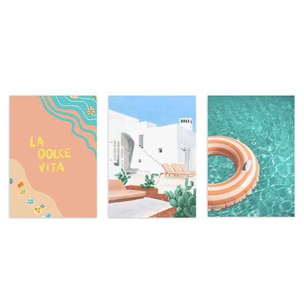 Set aus drei gerahmten Wandbildern mit La Dolce Vita Schriftzug, weißem mediterranem Haus, türkisfarbenem Pool, korallfarbenem Schwimmring, in Sand, Wasserblau, Weiß und Lachs, Stil mit Text. Erhältlich auf kudeko.com