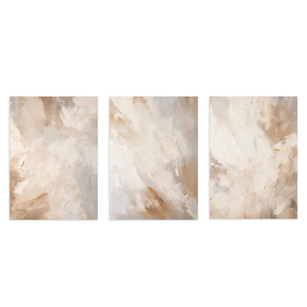 Conjunto de tres cuadros con composición abstracta en tonos crema, beige, arena y gris suave, con formas difusas y acabado elegante de estilo abstracto. Disponible en kudeko.com