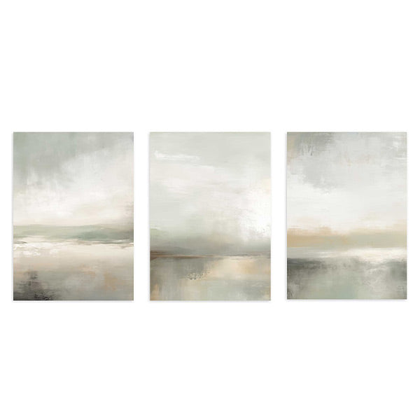 Conjunto de três quadros com paisagem abstrata, horizonte difuso, reflexos suaves, tons bege, cinza claro, branco partido e verde sálvia, num estilo abstrato luminoso e depurado. Disponível em kudeko.com