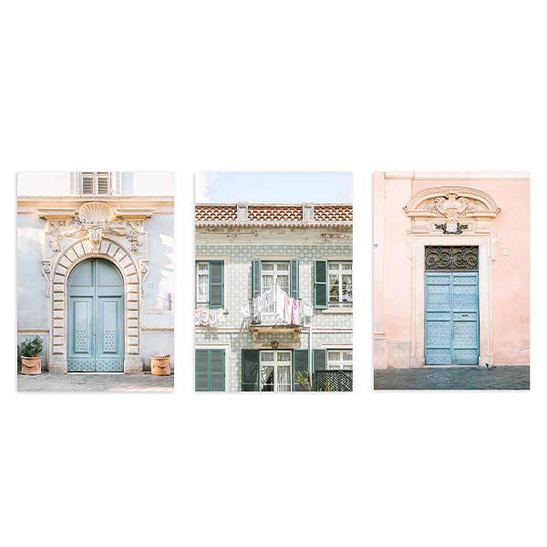Conjunto de tres cuadros con fachadas italianas, puertas clásicas azul pastel, ventana con contraventanas verdes, muros rosa empolvado y estilo ciudades. Disponible en kudeko.com