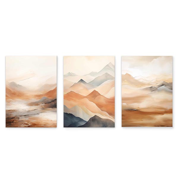 Set aus drei Wandbildern mit nebligen Bergen, sanften Tälern, Bronze-, Beige-, Sand- und Anthrazittönen, im klaren Natur- und Landschaftsstil gestaltet. Erhältlich auf kudeko.com