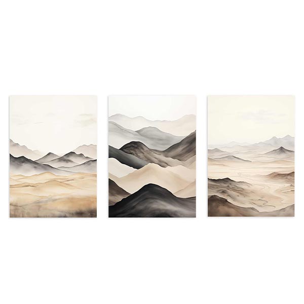 Set aus drei Wandbildern mit verschwommenen Bergen, nebligen Tälern, Elfenbein, Sand, Rauchgrau und sanftem Schwarz im ätherischen Natur- und Landschaftsstil. Erhältlich auf kudeko.com