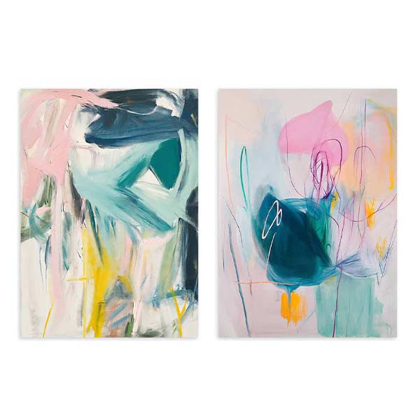 Conjunto de dos cuadros con formas abstractas en azul petróleo, rosa suave, blanco y detalles amarillos, composición moderna de estilo abstracto. Disponible en kudeko.com