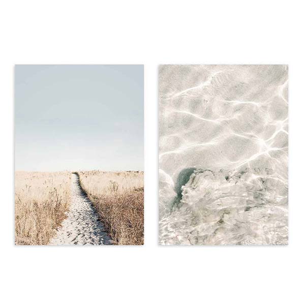 Conjunto de dos cuadros con camino de arena entre dunas secas y agua marina transparente en tonos beige, blanco y azul grisáceo, de estilo naturaleza y paisajes. Disponible en kudeko.com