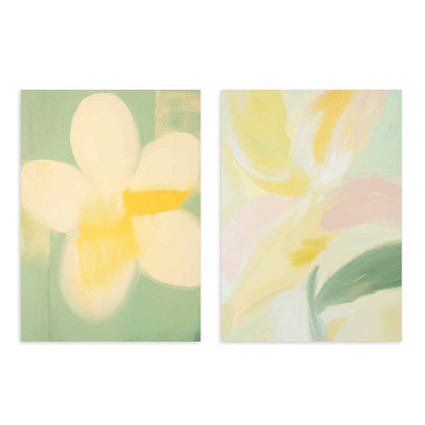 Conjunto de dois quadros com flores amarelas e brancas, pétalas suaves, fundo verde sálvia e creme, estilo floral em tons pastel para uma decoração de parede serena. Disponível em kudeko.com