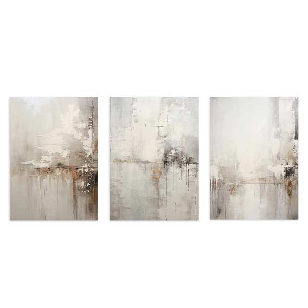 Conjunto de tres cuadros con composición abstracta en beige, blanco roto, gris suave y marrón tierra, con texturas difusas y acabado sereno de estilo abstracto. Disponible en kudeko.com