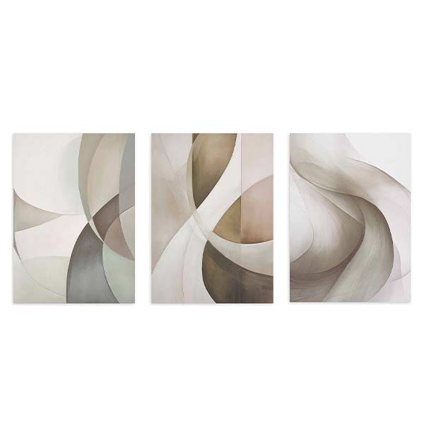 Conjunto de três quadros com formas abstratas curvas, camadas translúcidas em bege, areia, cinzento taupe e branco partido, composição de estilo abstrato contemporâneo e depurado. Disponível em kudeko.com