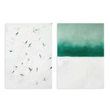 Conjunto de dos cuadros abstractos verdes con pétalos y formas difusas en marco negro, kudeko.com
