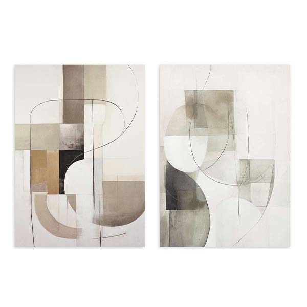 Conjunto de dois quadros com formas geométricas suaves, blocos sobrepostos, linhas curvas finas e tons de bege, areia, cinzento taupe, preto e branco quebrado, em estilo abstrato. Disponível em kudeko.com