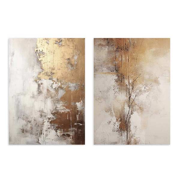 Conjunto de dois quadros com composição abstrata em dourado, bege, branco quebrado e castanho, texturas suaves, formas difusas e linhas subtis num estilo abstrato contemporâneo. Disponível em kudeko.com